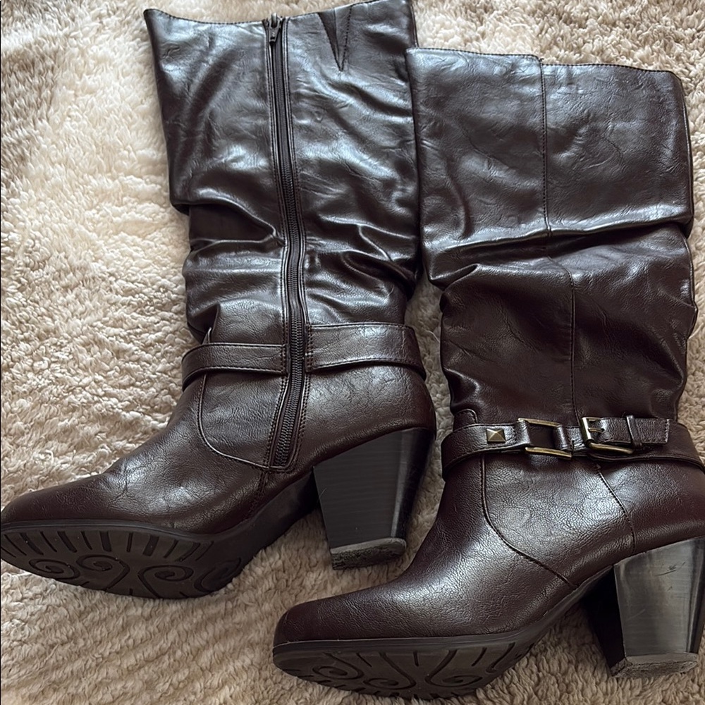 Cliffs by WHITE MOUNTAIN Brown Heeled Boots with Buckle Used normal wear